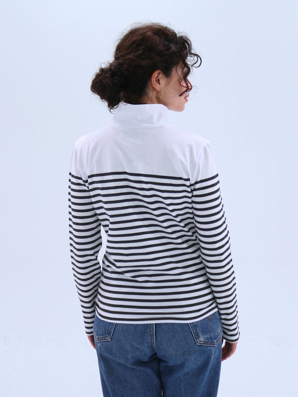 Lip Embroidered High-Neck Border Top