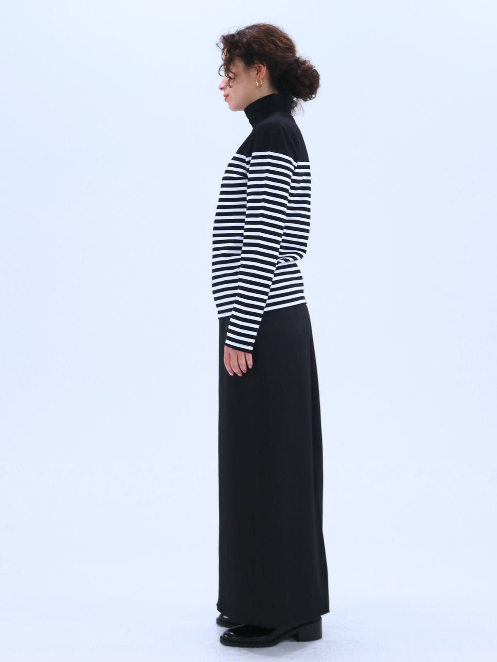 Lip Embroidered High-Neck Border Top