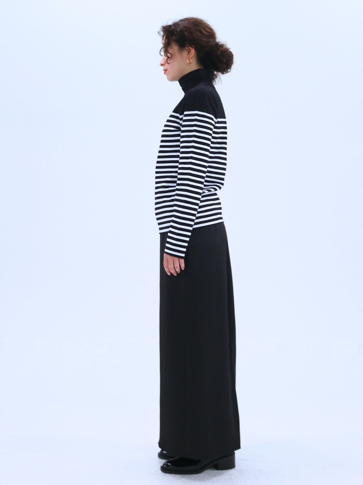 Lip Embroidered High-Neck Border Top