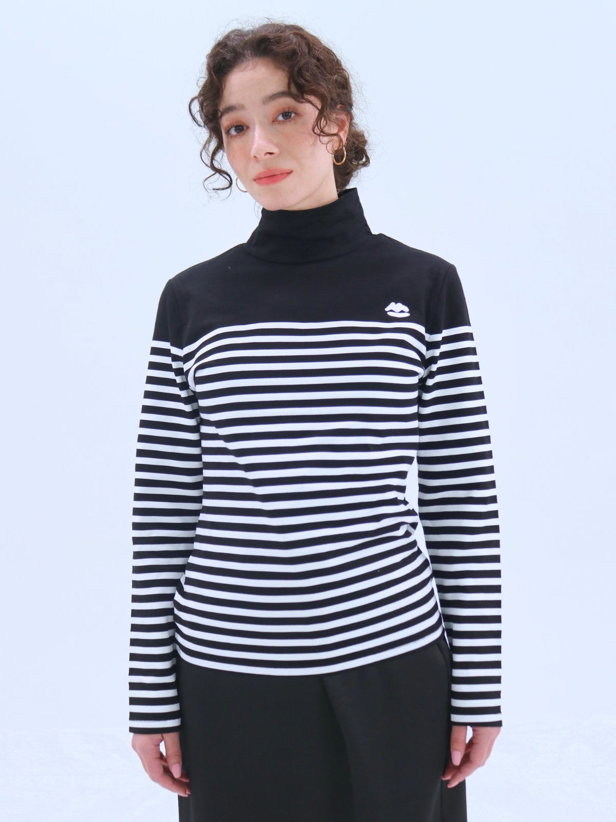 Lip Embroidered High-Neck Border Top