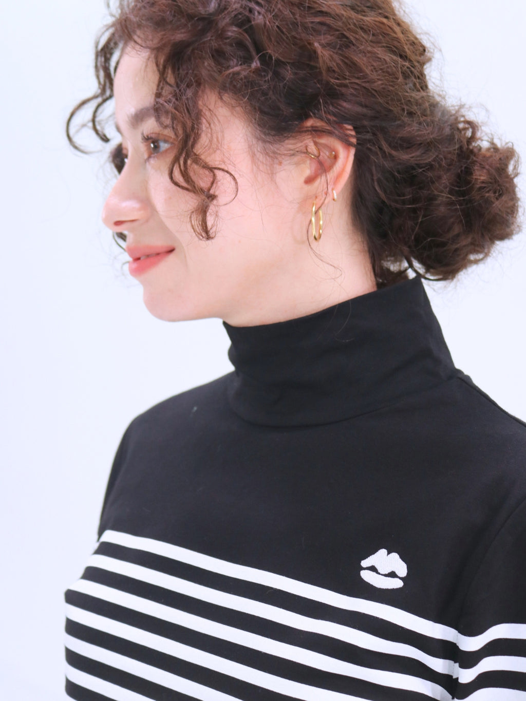 Lip Embroidered High-Neck Border Top