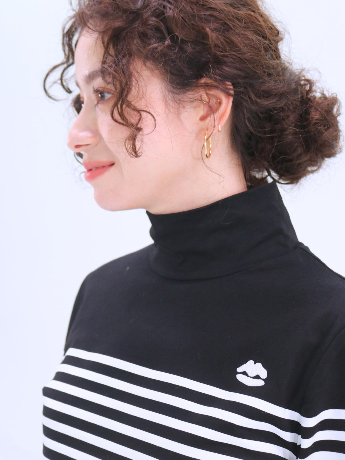 Lip Embroidered High-Neck Border Top
