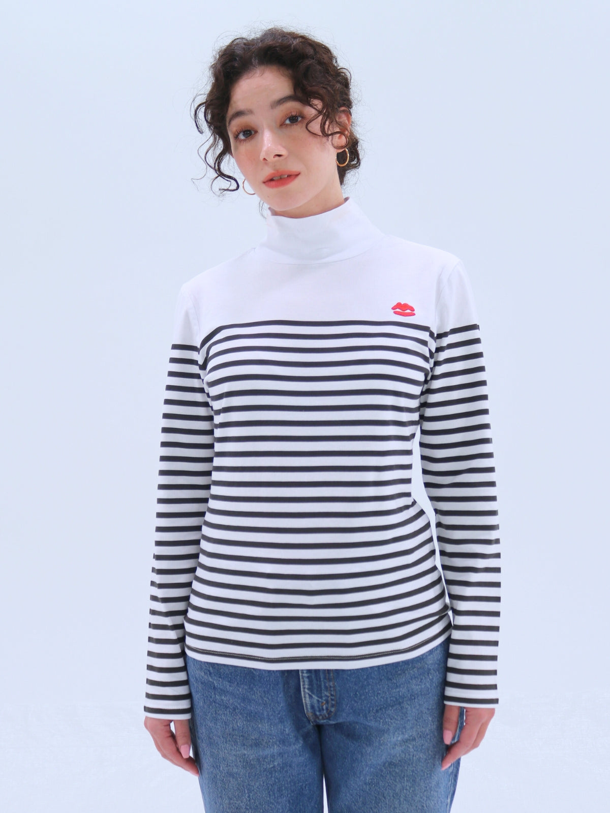 Lip Embroidered High-Neck Border Top