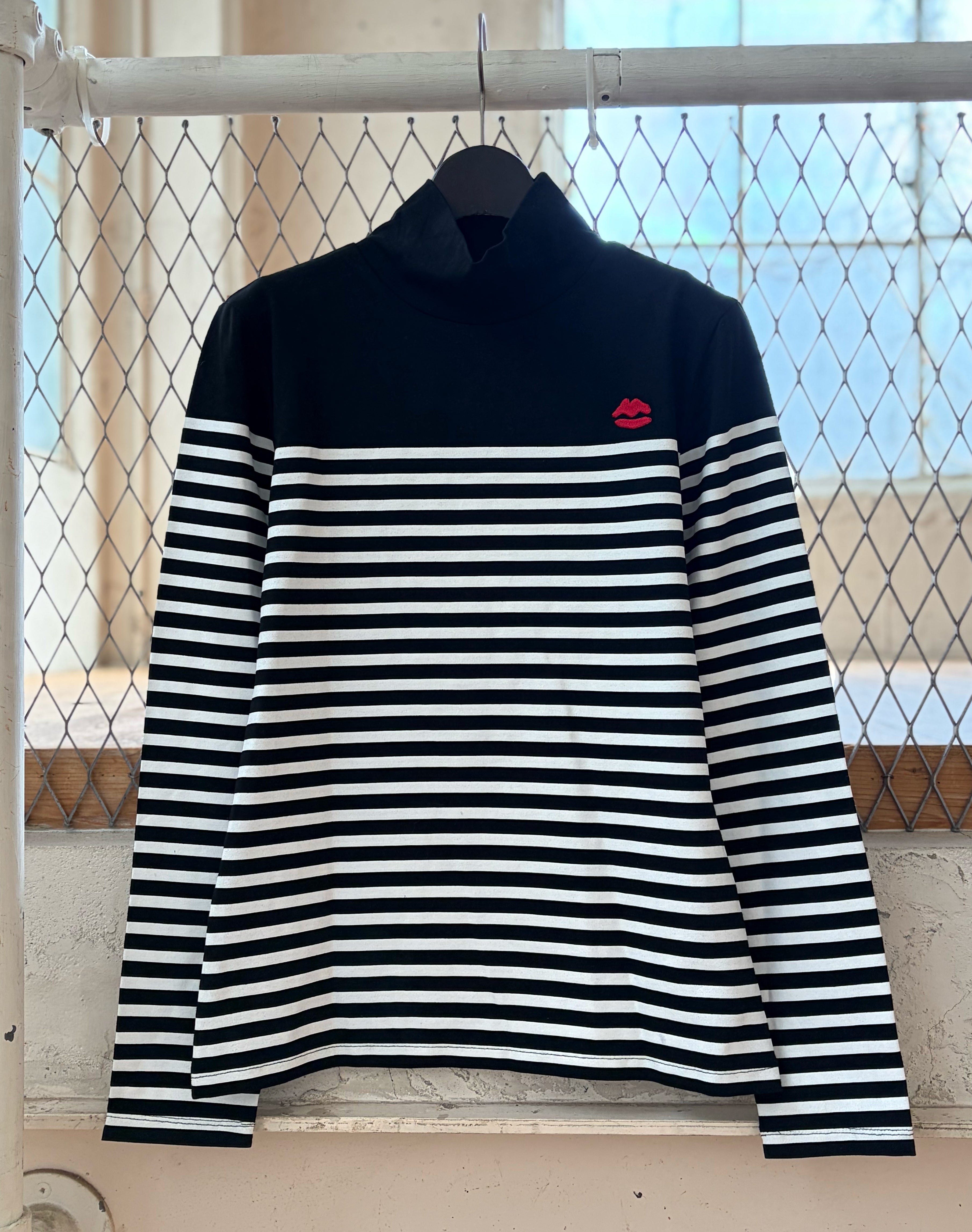 Lip Embroidered High-Neck Border Top